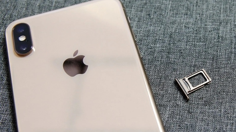eSIM on the iPhone XS Max allows the physical SIM and the eSIM to be used at the same time