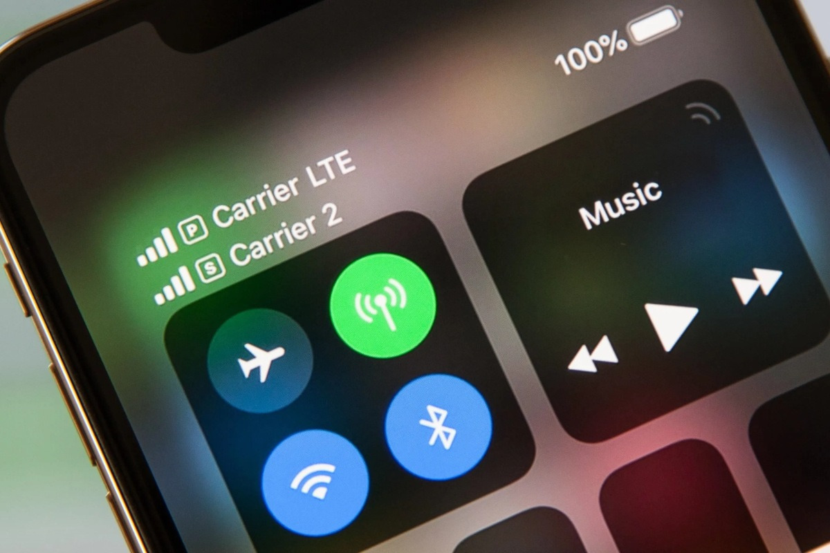 Is Using eSIM on iPhone Good? Detailed Review 10 Flexible use of 2 SIMs on the same device