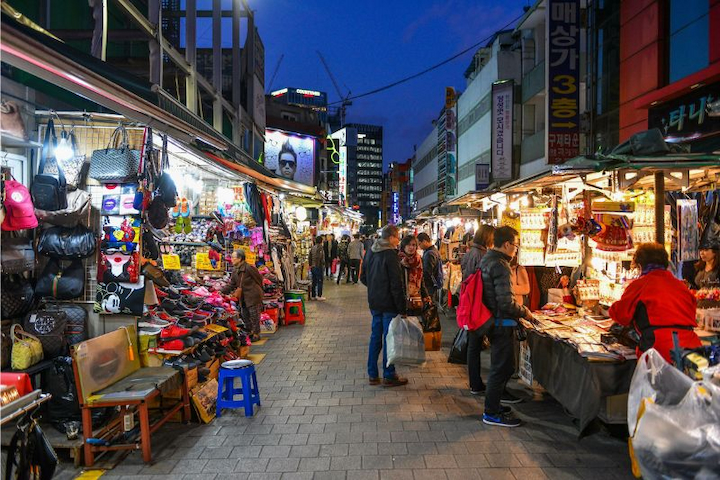 Food experiences at traditional markets