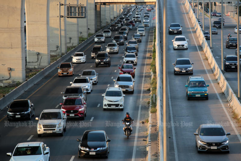 Vehicles in Thailand move quickly, so be careful when crossing the street