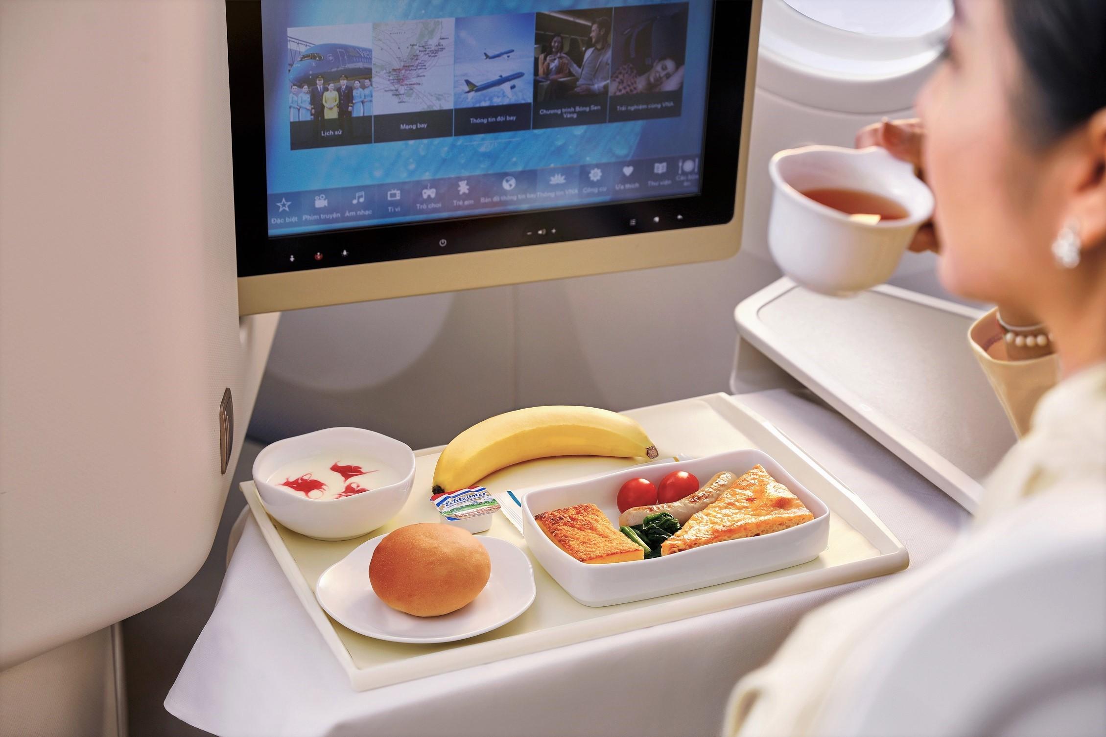 Hanoi to Beijing Flight Tickets: Price List & Tips for Finding Cheap Fares 16 In-flight meal service