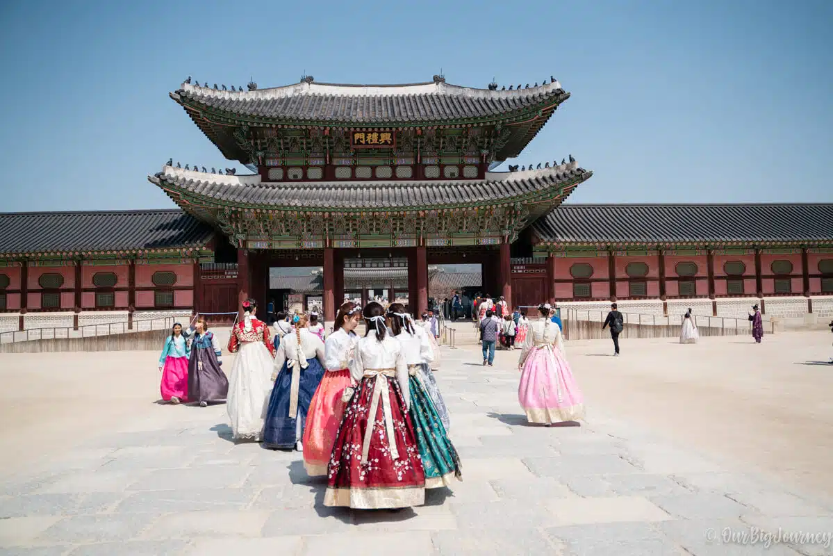 Self-Guided Seoul Trip Costs 2026: VND 13-25 Million Per Person 11 Tham quan Gyeongbokgung Palace