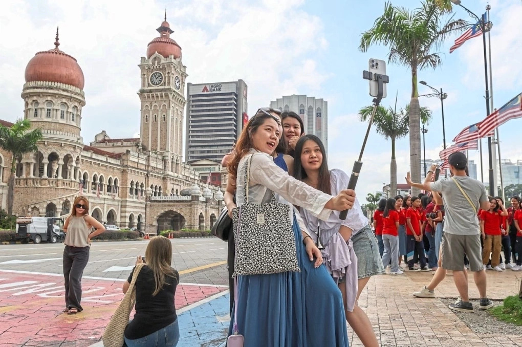 When is the best time to visit Malaysia for both low cost and good weather?